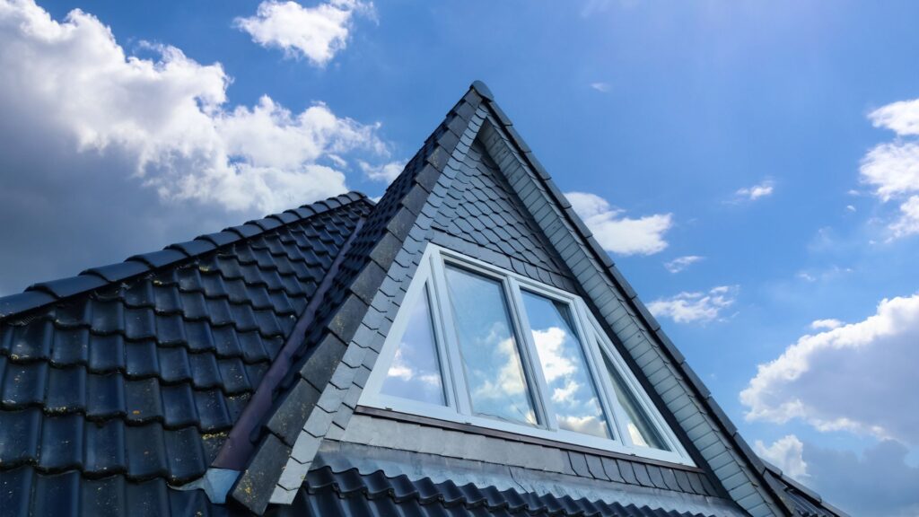 Jak udekorować okno dachowe