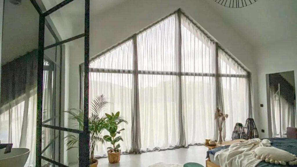 Jak zasłonić skośne okna