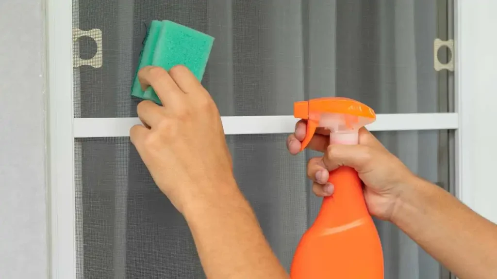 jak dokładnie czyścić moskitiery?