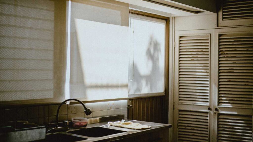 rolety dzień noc jak montować bezinwazyjne