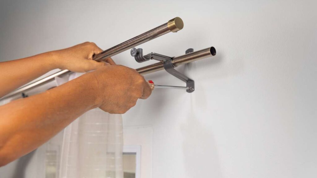 jak powiesic karnisz