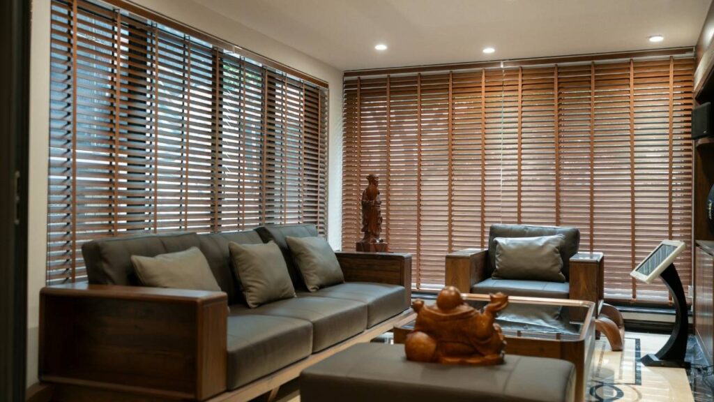 Czy kolor rolet do wnętrza powinien nawiązywać do mebli lub podłogi?